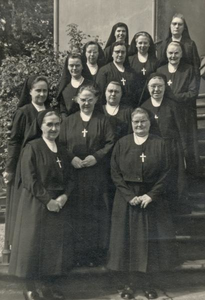 164060 Groepsfoto zusters in Roermond