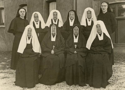 164062 Groepsfoto zusters in Roermond