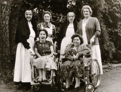 164083 Een uitstapje van de zusters uit Roermond met gehandicapten