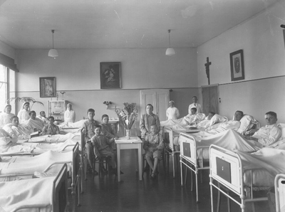 164172 Ziekenzaal met tbc-patiënten van de Zuster van de Retraite te Heerlen