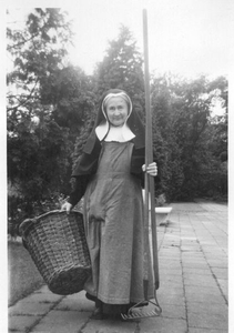 164175 Zuster Gertruda aan het werk in de tuin bij het retraitehuis Molenberg te Heerlen