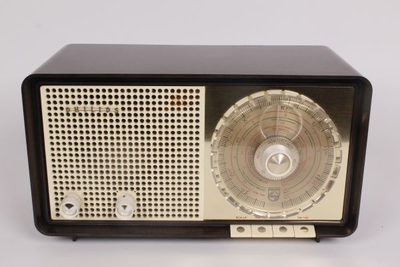 VW-P018-003 Radiotoestel van Hubertus van Musch cm (1904-1966)