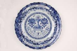 VW-P027-043 Delfts blauw bord ter gelegenheid van de priesterwijding en de Eerste H. Mis van pater Antoon Freriks msc ...