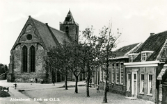 PB0007 De Kerk van Abbenbroek. Rechts het gemeentehuis, de openbare lagere school en de onderwijzerswoning, die in 1979 ...