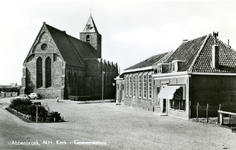 PB0008 De Kerk van Abbenbroek. Rechts het gemeentehuis, de openbare lagere school en de onderwijzerswoning, die in 1979 ...