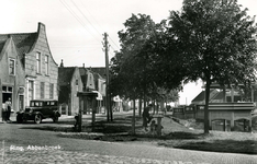 PB0034 Kijkje op de Ring, met links woningen en rechts De Kom met de muziektent, ca. 1930