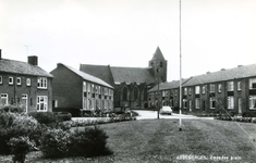 PB0038 Woningen langs het Zweedseplein. Op de achtergrond de kerk, 1966