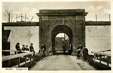PB0103 De Kaaipoort met enkele kinderen, 1914