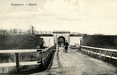 PB0104 De Kaaipoort met de brug over de vest. Een man met een fiets aan de hand, ca. 1914