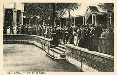 PB0214 Drukte rond het ciborium en de Heilige Put op het Martelveld tijdens een mis in de buitenlucht, ca. 1933