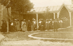 PB0220 Bedevaartgangers uit Haarlem tijdens de processie in Brielle, ca. 1912