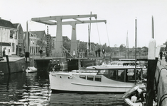 PB0491 De Julianabrug over de Maarlandse Haven, waar diverse plezierboten liggen, ca. 1959