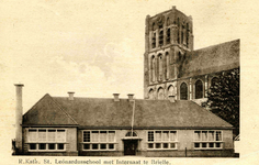PB0647 De St. Leonardusschool met internaat. Op de achtergrond de St. Catharijnekerk, ca. 1935