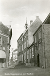 PB0702 Kijkje op de Koopmansstraat, met de Waag en het Stadhuis, 1958