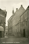 PB0703 Kijkje op de Koopmansstraat, met de Waag en het Stadhuis, 1958