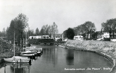 PB1177 De haven van Camping de Meeuw, op de achtergrond de panden langs de Veerweg, 1970