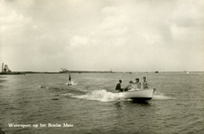 PB1230 Waterskiën over het Brielse Meer, 1959