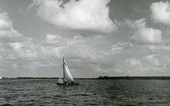 PB1231 Zeilboot op het Brielse Meer, 1959