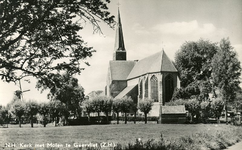 PB2503 De kerk van Geervliet, met de molen op de achtergrond, ca. 1960