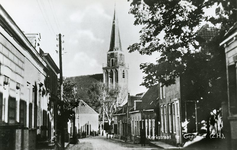PB2537 Kijkje in de Kerkstraat, met op de achtergrond de kerk, 1965