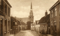 PB2539 Kijkje in de Kerkstraat, met op de achtergrond de kerk, ca. 1930