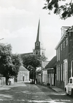 PB2541 Kijkje in de Kerkstraat, met op de achtergrond de kerk, 1971