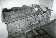 PB2578 Het graf van Nicolaas van Putten en Aleida van Strijen in de kerk, 1980