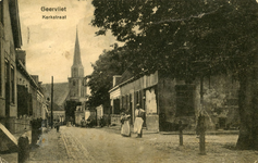PB2586 Kijkje in de Kerkstraat, met op de achtergrond de kerk. Rechts de in 1813 geplante kastanjeboom op het ...