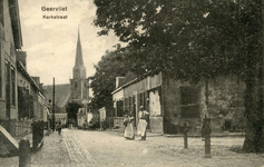 PB2588 Kijkje in de Kerkstraat, met op de achtergrond de kerk. Rechts de in 1813 geplante kastanjeboom op het ...