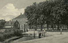 PB2728 De Markt van Heenvliet, met links het Tolhek, ca. 1950