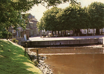 PB2781 Kijkje op de haven en de Markt vanaf de Toldam, 1973