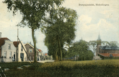 PB2916 Gezicht op het dorp Hekelingen, met woningen en de kerk, ca. 1921