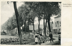 PB2917 Gezicht op het dorp Hekelingen, met woningen en boerderijen, ca. 1912