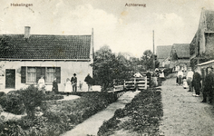 PB2928 Kijkje op de Achterweg. Met de gieter is meester C.J. Avé, ca. 1910