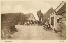 PB2930 Kijkje op de woningen langs Den Hoek. Links de Dorpsstraat, op de voorgrond de Toldijk en rechts de smederij, ca. 1920