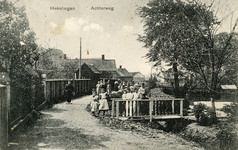 PB2944 Kijkje op de Achterweg. In het midden met de stok Kees Hokke, rechts de pastorietuin over de weg, ca. 1910