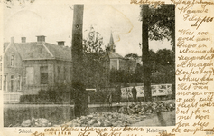 PB2952 Kijkje op de Dorpsstraat met de openbare lagere school, de bewaarschool en de kerk, ca. 1903