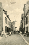 PB3026 Kijkje in de Molenstraat, met op de achtergrond Molen De Hoop, 1913