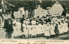 PB3103 Kinderfeesten te Hellevoetsluis, ca. 1900