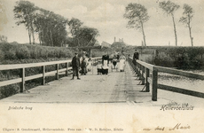 PB3129 De Brielse Brug over de vestinggracht. Op de achtergrond de Brielse Poort, ca. 1904