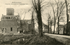 PB3131 Hellevoetsluis; De pastorie van de gereformeerde kerk, de watertoren en de katholieke kerk met pastorie, ca. 1916