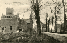 PB3131 De pastorie van de gereformeerde kerk, de watertoren en de katholieke kerk met pastorie, ca. 1916
