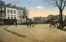 PB3151 Het Baantje met diverse winkels, rechts Hotel van Engelen, ca. 1914