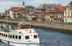 PB3160 De rondvaartboot Hellevoet van rederij Delta vaart door de Haaven, langs de Oostkade, ca. 1970