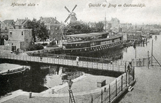 PB3209 Kijkje op de schutsluis, de burg, het politiebureau, de molen en het wachtschip Schorpioen, ca. 1915