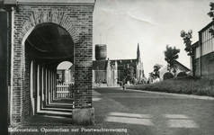 PB3252 Hellevoetsluis; Kijkje op de Opzoomerlaan, met rechts het Poortwachtershuis en links de gereformeerde kerk, de ...