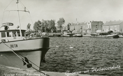 PB3305 Schepen in het Kanaal door Voorne, met de Dolfijn, en rechts het Vredespaleis, 1958
