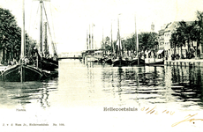 PB3424 Kijkje op de Haaven vanaf de Westkade richting de Oostkade, met schepen afgemeerd langs de kade, ca. 1905