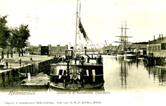 PB3425 Kijkje op het dok vanaf de brug, met de werfmuur, diverse marineschepen, ca. 1903