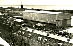 PB3447 De loods voor scheepsbouw op de werf van Niestern. Op de voorgrond de barakken, ca. 1955